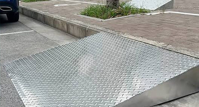 トラックが乗ってもびくともしない頑丈なスロープ